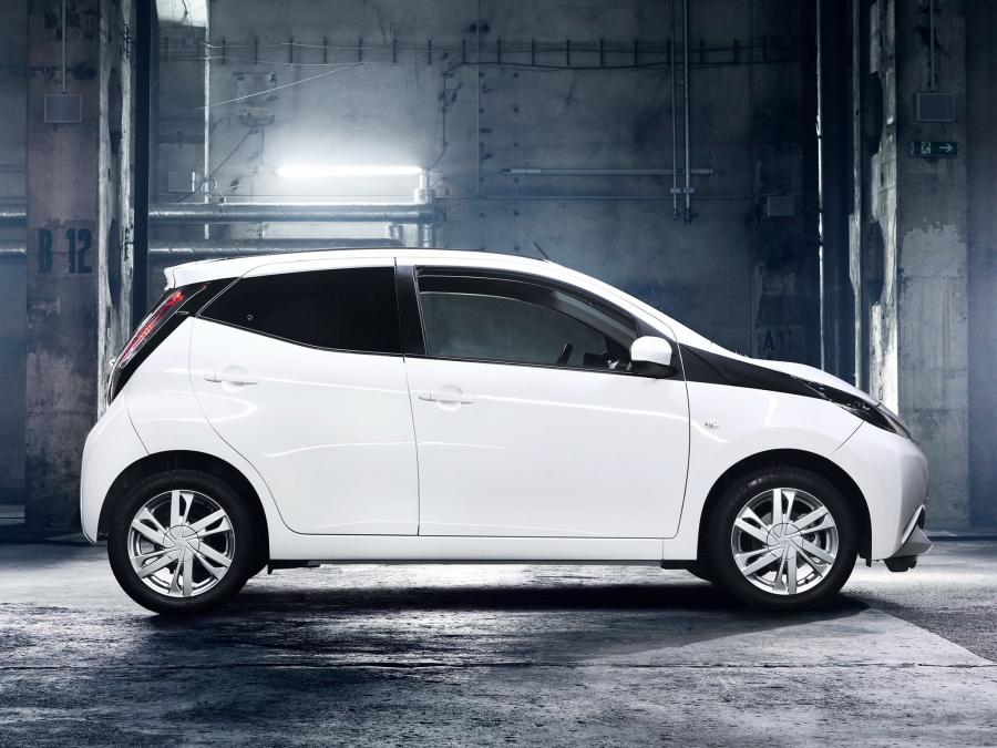  Toyota Aygo x-play 5-Door 2014 года  (фото 2 из 17)